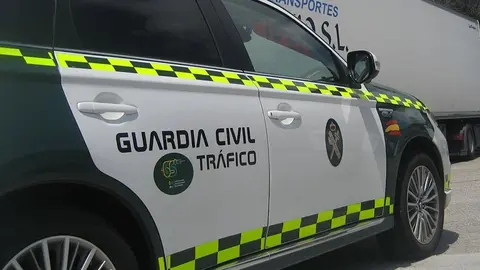 Un veh&iacute;culo de la Guardia Civil de Tr&aacute;fico