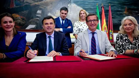 Bruno Garc&iacute;a y Jorge Paradela, firmando el acuerdo, junto a Beatriz Gandullo y Mercedes Colombo