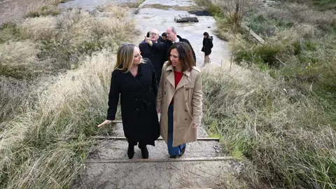 La consejera Roc&iacute;o D&iacute;az, junto a la alcaldesa de Granada, Marifr&aacute;n Carazo, visitan la parcela donde se construir&aacute;n las viviendas