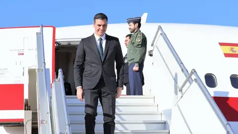 El presidente del Gobierno de Espa&ntilde;a, Pedro S&aacute;nchez, baja de un vuelo