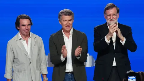 Feij&oacute;o, en el centro de la imagen, junto a Jos&eacute; Mar&iacute;a Aznar y Mariano Rajoy