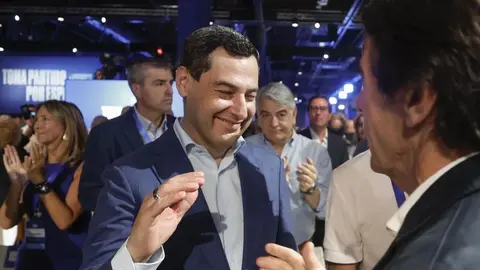 Juanma Moreno saluda a Jos&eacute; Mar&iacute;a Aznar