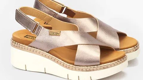 Sandalias de piel con cierre adherente en color plata de Pikolinos