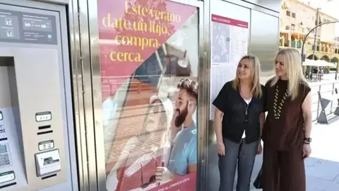 La alcaldesa de Granada Marifr&aacute;n Carazo, junto a la concejal Elisa Campoy