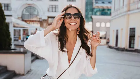 Una mujer a la moda con prendas de Zara y El Corte Ingl&eacute;s