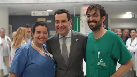 Juanma Moreno en el Hospital Universitario Reina Sof&iacute;a