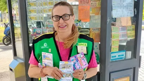 Adela Mu&ntilde;iz, vendedora de la ONCE en San Fernando