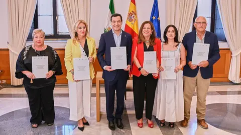 Juanma Moreno ha presidido la firma del Pacto por la Educaci&oacute;n en Andaluc&iacute;a | Salvador L&oacute;pez Medina