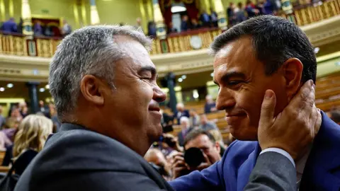 Pedro S&aacute;nchez abraza a Santos Cerd&aacute;n en una imagen de archivo