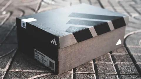 Caja de zapatillas de Adidas