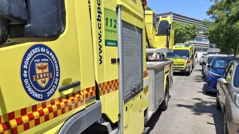 Bomberos del Parque de Jerez actuando en el incendio