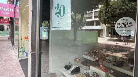 Uno de los comercios del Paseo de Almer&iacute;a con el cartel de la campa&ntilde;a 'Bonos al Consumo 2025'