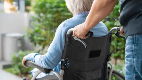 Una mujer en silla de ruedas