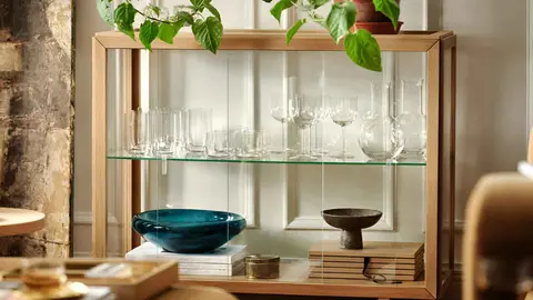 Mueble vitrina de la serie STOCKHOLM 2025 de Ikea