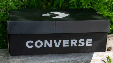 Caja de zapatillas Converse