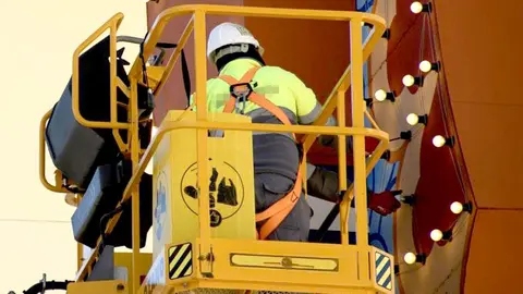 Un trabajador en tareas de montaje en una feria