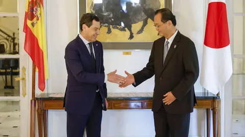 Juanma Moreno en una reuni&oacute;n previa con el embajador de Jap&oacute;n en Espa&ntilde;a Takahiro Nakamae