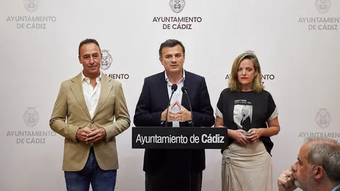 El alcalde de C&aacute;diz Bruno Garc&iacute;a, en el centro de la imagen, junto a Maite Gonz&aacute;lez y Jos&eacute; Manuel Cossi