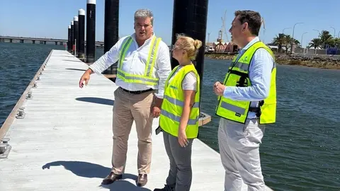 El presidente y el director del Puerto de Huelva visitan las obras del pantal&aacute;n (1)