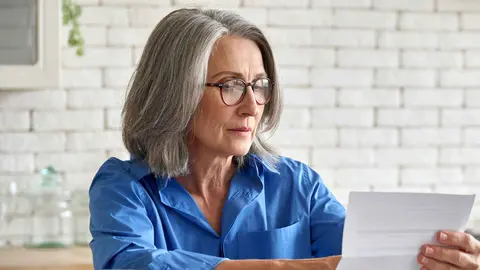 Una pensionista comprueba el estado de su pensi&oacute;n de viudedad