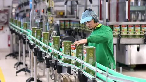 Un enpleado en las instalaciones de una f&aacute;brica