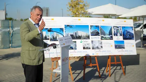 Jos&eacute; Luis Sanz supervisa las obras en Palmas Altas | Ayuntamiento de Sevilla