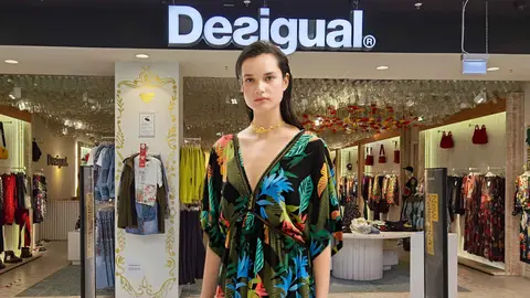 Una mujer a la moda en una tienda de Desigual