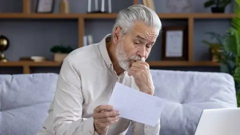 Un pensionista comprueba el estado de su pensi&oacute;n de Seguridad Social