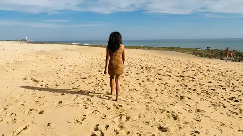 Rosario Flores en la playa de Zahora