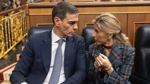 Pedro S&aacute;nchez, junto a Yolanda D&iacute;az, en el Congreso