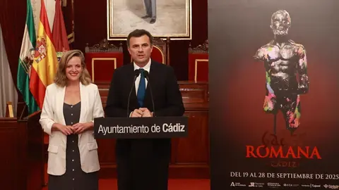 Bruno Garc&iacute;a y Maite Gonz&aacute;lez durante la presentaci&oacute;n del cartel de C&aacute;diz Romana | G.C.