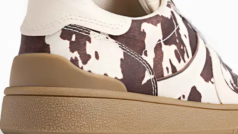 Zapatillas print efecto pelo de Stradivarius