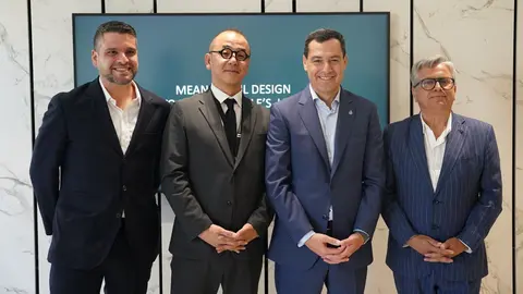 Juanma Moreno, durante su visita a las instalaciones del grupo Cosentino en Jap&oacute;n