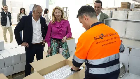 La consejera Carolina Espa&ntilde;a, durante una visita a una empresa de embalaje