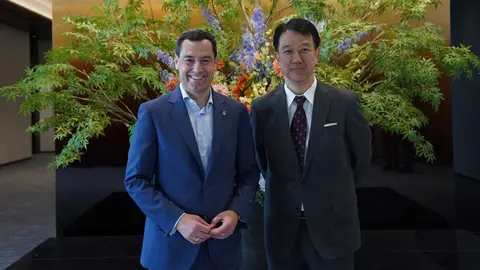 Juanma Moreno, durante una de los encuentros mantenidos en Jap&oacute;n