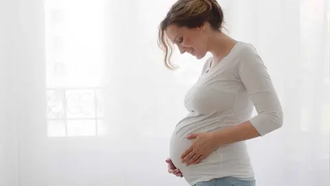Una mujer embarazada