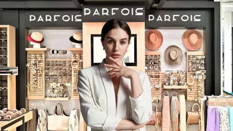 Una mujer a la moda en una tienda de Parfois