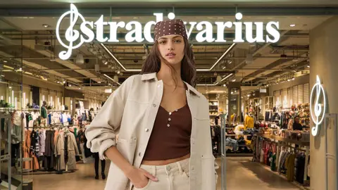 Una compradora en las tiendas de Stradivarius
