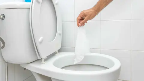 Toallitas arrojadas a un v&aacute;ter