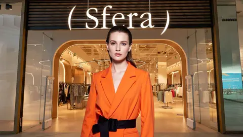 Una mujer a la moda en una tienda de Sfera