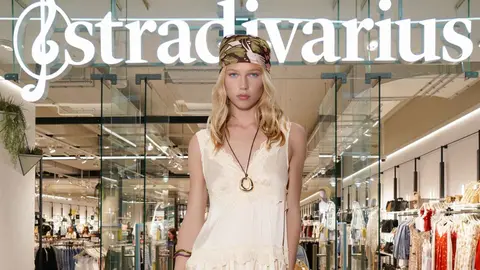 Una mujer a la moda en una tienda de Stradivarius