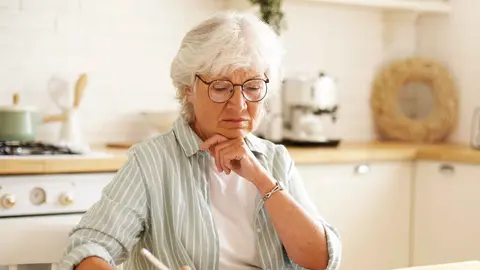 Una pensionista revisa el estado de su pensi&oacute;n de jubilaci&oacute;n