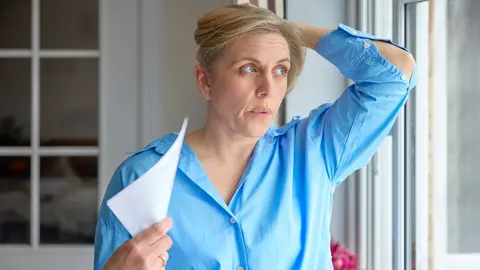 Mujer preocupada por sus deudas