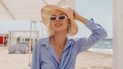 Una mujer a la moda con ropa de Lefties