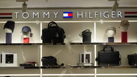 Secci&oacute;n de accesorios de una tienda Tommy Hilfiger