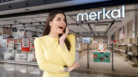 Una mujer a la moda frente a una tienda de Merkal