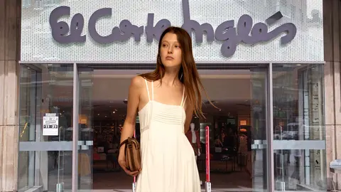 Una mujer a la moda en una tienda de El Corte Ingl&eacute;s