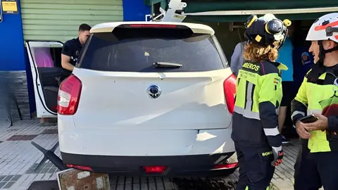 El coche accidentado en la cafeter&iacute;a