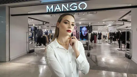 Una mujer a la moda en una tienda de Mango
