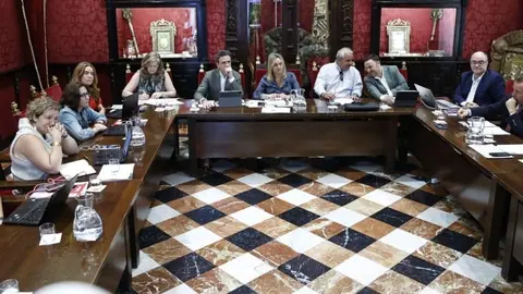 La alcaldesa Marifr&aacute;n Carazo, en el centro de la imagen